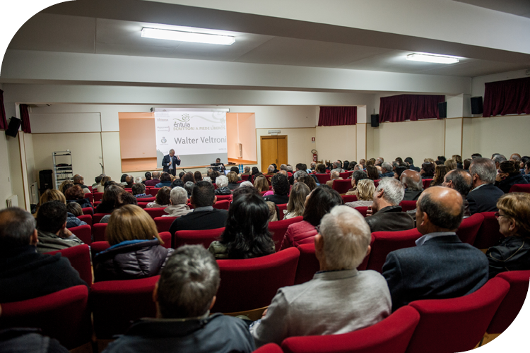 Auditorium comunale di Ghilarza, incontro con Walter Veltroni, Éntula 2015, foto di Alec Cani